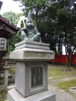日吉神社拝殿狛猿P9130047.JPG