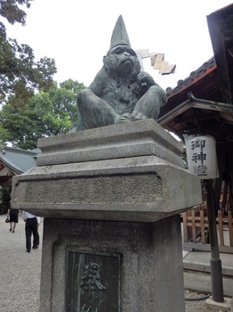 日吉神社拝殿狛猿P9130048.JPG